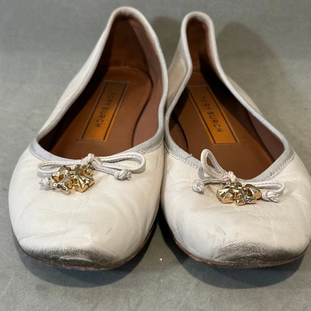 Tory Burch‎ Minnie Travel Ballet Flats Cream Leather Gold Logo Charm Size 9M